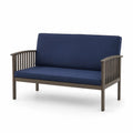Holzsofa mit blauen Polyesterkissen